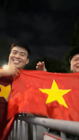 Vợ chồng Duy Mạnh tặng kem, "sĩ hết nấc" khi chụp ảnh cùng chiến sĩ A80- Ảnh 4. Vợ chồng Duy Mạnh tặng kem, "sĩ hết nấc" khi chụp ảnh cùng chiến sĩ A80- Ảnh 4.
