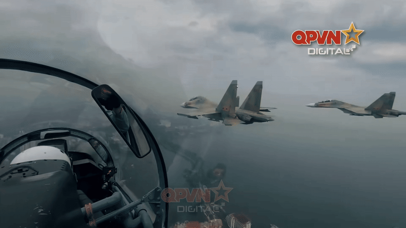 [CLIP] Phi công SU-30MK2 đưa tay chào cực nghệ khi chao lượn trên bầu trời Hà Nội, tiến về Ba Đình- Ảnh 2.