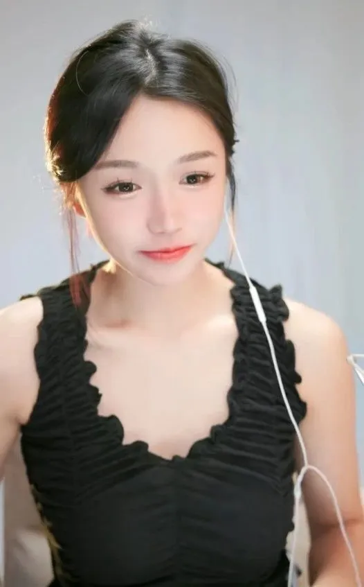Sở hữu gần 400 tỷ, rình mò suốt 7 ngày, nam thanh niên khiến nữ streamer "chạy mất dép" vì sợ hãi- Ảnh 4. Sở hữu gần 400 tỷ, rình mò suốt 7 ngày, nam thanh niên khiến nữ streamer "chạy mất dép" vì sợ hãi- Ảnh 4.