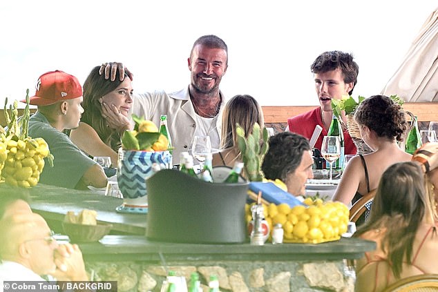 Beckham khoá môi Victoria tình tứ trước mặt tiểu thư Harper, 26 năm vẫn yêu như ngày đầu nhưng vẫn còn điều tiếc nuối này- Ảnh 4.