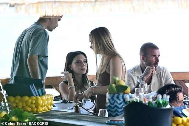 Beckham khoá môi Victoria tình tứ trước mặt tiểu thư Harper, 26 năm vẫn yêu như ngày đầu nhưng vẫn còn điều tiếc nuối này- Ảnh 5.