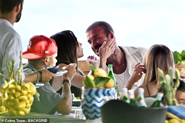 Beckham khoá môi Victoria tình tứ trước mặt tiểu thư Harper, 26 năm vẫn yêu như ngày đầu nhưng vẫn còn điều tiếc nuối này- Ảnh 3.