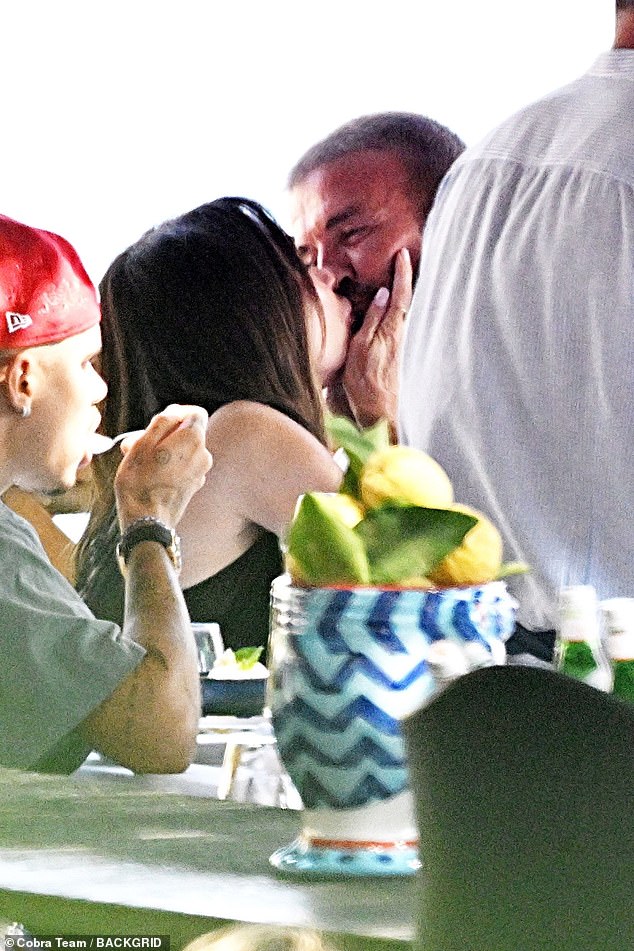 Beckham khoá môi Victoria tình tứ trước mặt tiểu thư Harper, 26 năm vẫn yêu như ngày đầu nhưng vẫn còn điều tiếc nuối này- Ảnh 2.