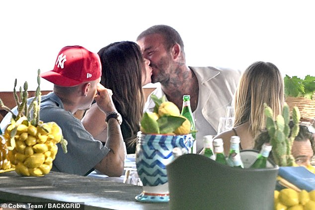 Beckham khoá môi Victoria tình tứ trước mặt tiểu thư Harper, 26 năm vẫn yêu như ngày đầu nhưng vẫn còn điều tiếc nuối này- Ảnh 1.
