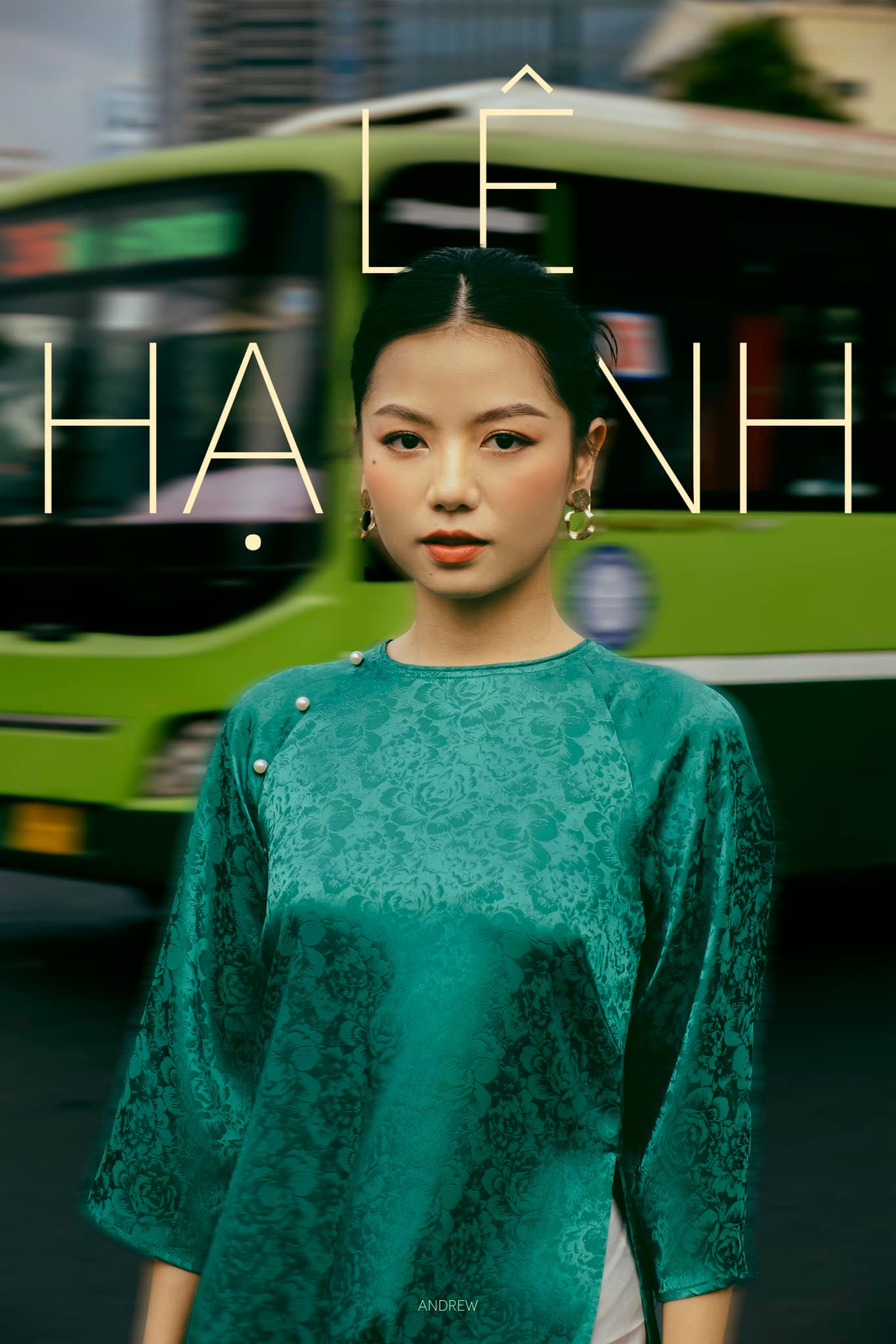 Bóng hồng duy nhất của "Mưa Đỏ" trong tà áo dài truyền thống: Dịu dàng như chính nhân vật cô lái đò Hồng trong phim- Ảnh 17. Bóng hồng duy nhất của "Mưa Đỏ" trong tà áo dài truyền thống: Dịu dàng như chính nhân vật cô lái đò Hồng trong phim- Ảnh 17.