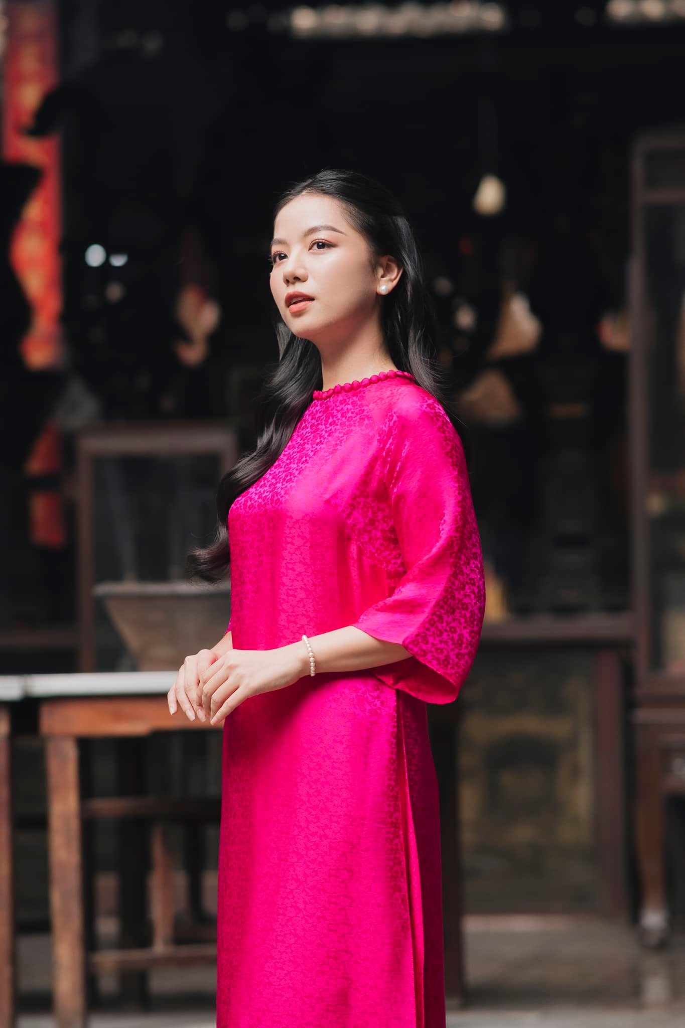 Bóng hồng duy nhất của "Mưa Đỏ" trong tà áo dài truyền thống: Dịu dàng như chính nhân vật cô lái đò Hồng trong phim- Ảnh 20. Bóng hồng duy nhất của "Mưa Đỏ" trong tà áo dài truyền thống: Dịu dàng như chính nhân vật cô lái đò Hồng trong phim- Ảnh 20.