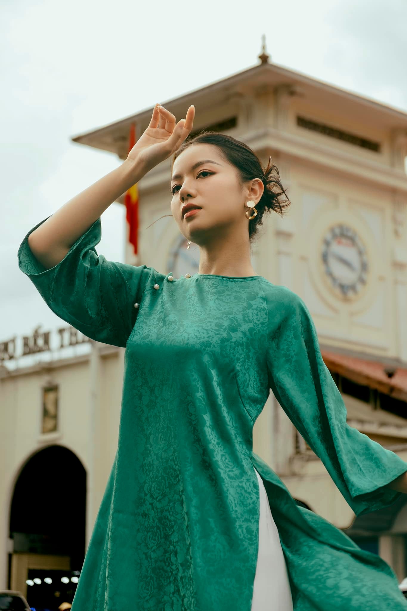 Bóng hồng duy nhất của "Mưa Đỏ" trong tà áo dài truyền thống: Dịu dàng như chính nhân vật cô lái đò Hồng trong phim- Ảnh 18. Bóng hồng duy nhất của "Mưa Đỏ" trong tà áo dài truyền thống: Dịu dàng như chính nhân vật cô lái đò Hồng trong phim- Ảnh 18.