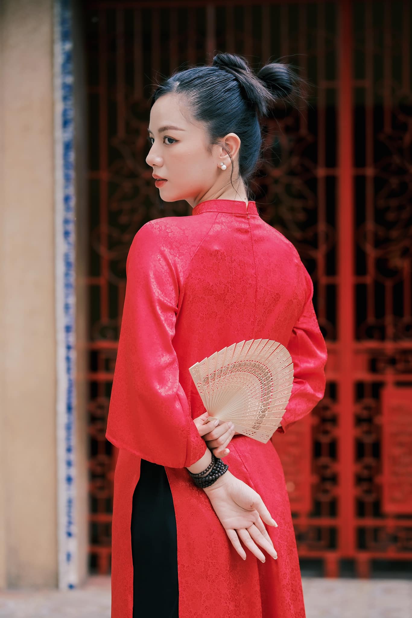 Bóng hồng duy nhất của "Mưa Đỏ" trong tà áo dài truyền thống: Dịu dàng như chính nhân vật cô lái đò Hồng trong phim- Ảnh 22. Bóng hồng duy nhất của "Mưa Đỏ" trong tà áo dài truyền thống: Dịu dàng như chính nhân vật cô lái đò Hồng trong phim- Ảnh 22.