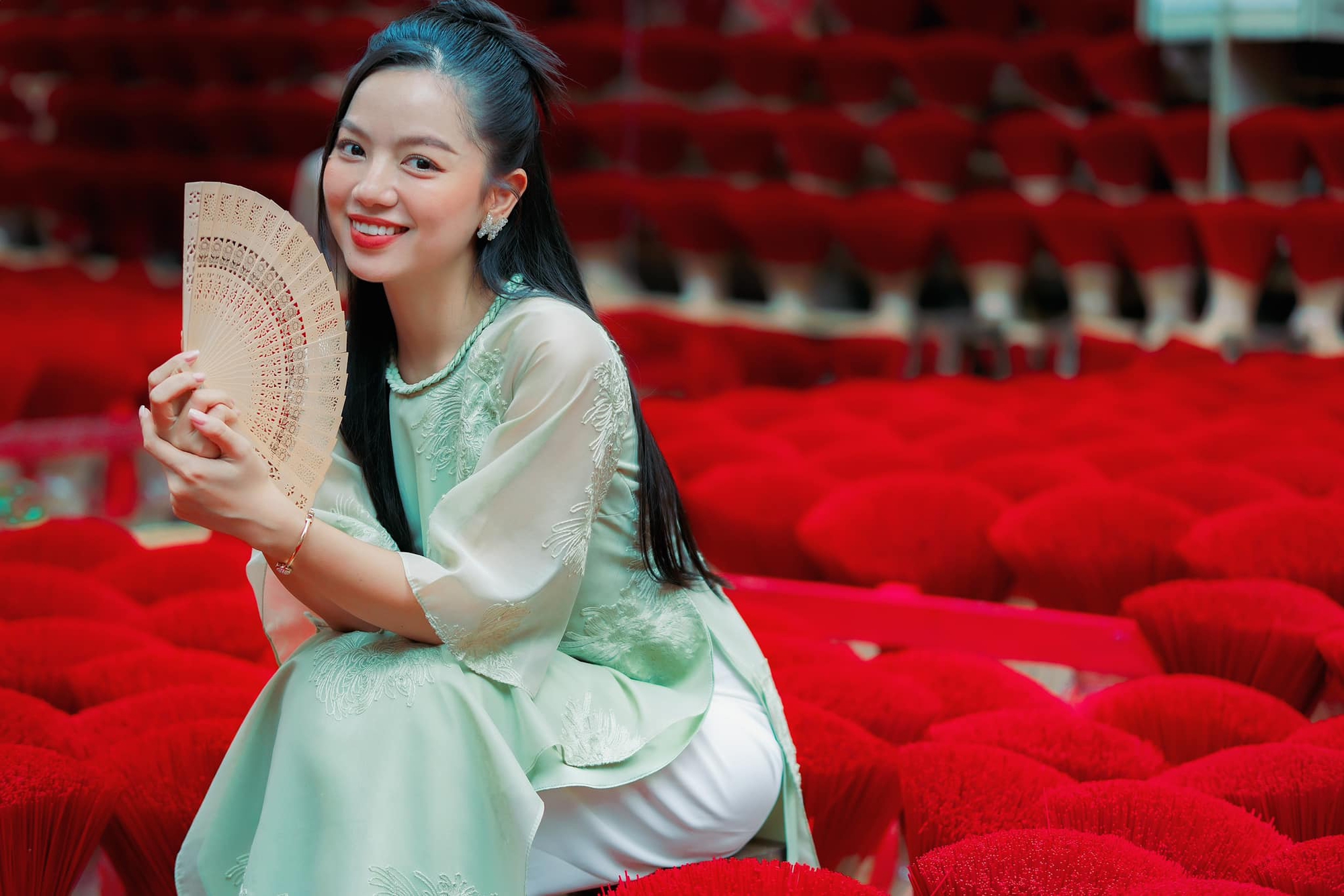 Bóng hồng duy nhất của "Mưa Đỏ" trong tà áo dài truyền thống: Dịu dàng như chính nhân vật cô lái đò Hồng trong phim- Ảnh 21. Bóng hồng duy nhất của "Mưa Đỏ" trong tà áo dài truyền thống: Dịu dàng như chính nhân vật cô lái đò Hồng trong phim- Ảnh 21.