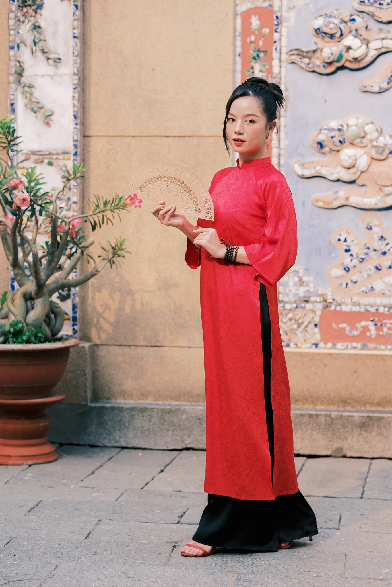 Bóng hồng duy nhất của "Mưa Đỏ" trong tà áo dài truyền thống: Dịu dàng như chính nhân vật cô lái đò Hồng trong phim- Ảnh 23. Bóng hồng duy nhất của "Mưa Đỏ" trong tà áo dài truyền thống: Dịu dàng như chính nhân vật cô lái đò Hồng trong phim- Ảnh 23.