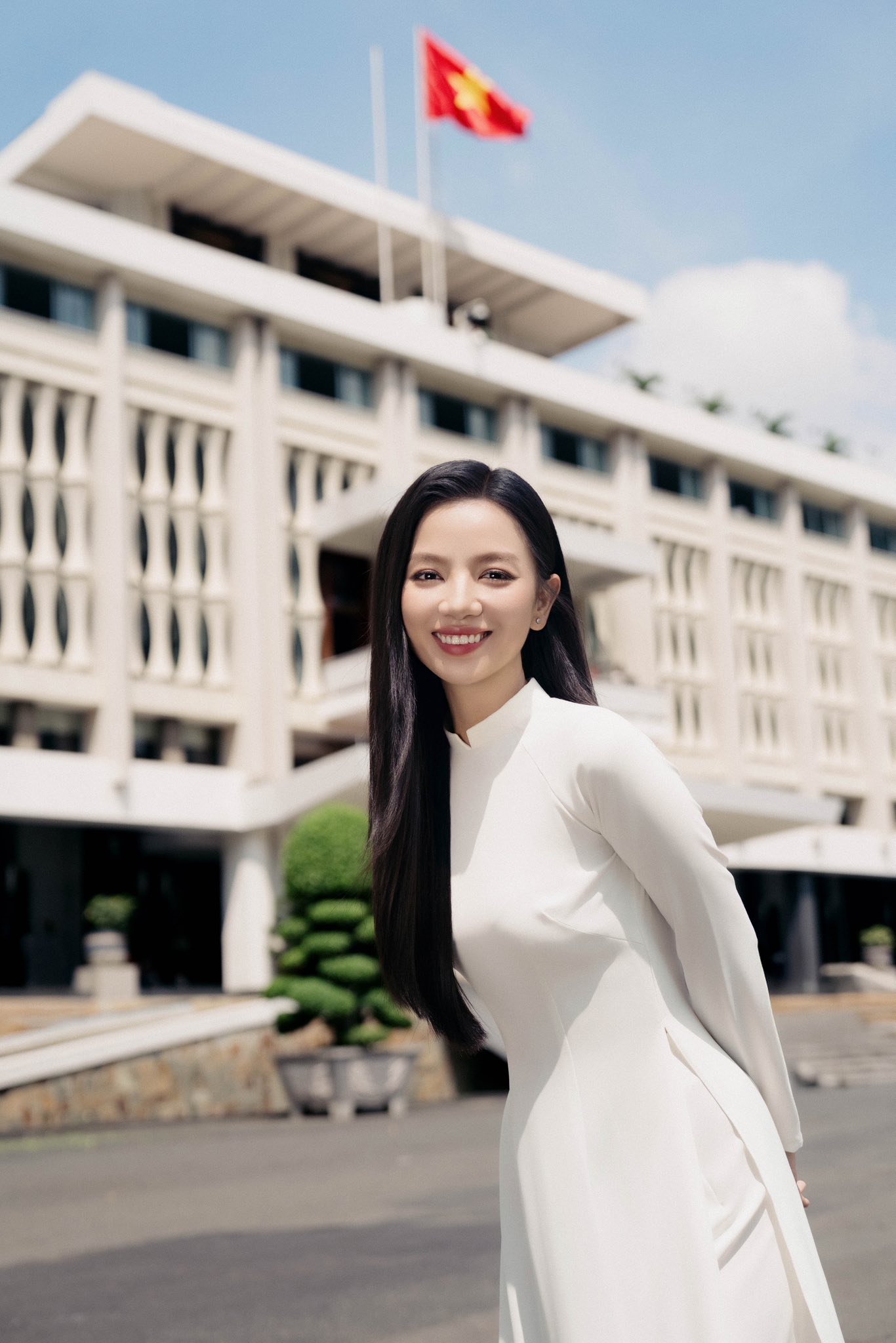 Bóng hồng duy nhất của "Mưa Đỏ" trong tà áo dài truyền thống: Dịu dàng như chính nhân vật cô lái đò Hồng trong phim- Ảnh 16. Bóng hồng duy nhất của "Mưa Đỏ" trong tà áo dài truyền thống: Dịu dàng như chính nhân vật cô lái đò Hồng trong phim- Ảnh 16.