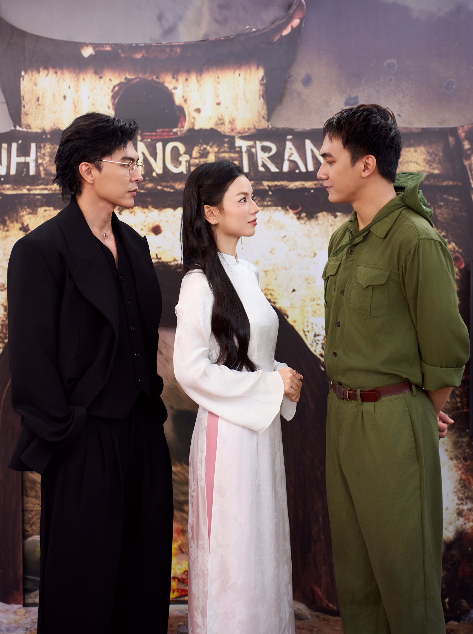 Bóng hồng duy nhất của "Mưa Đỏ" trong tà áo dài truyền thống: Dịu dàng như chính nhân vật cô lái đò Hồng trong phim- Ảnh 14. Bóng hồng duy nhất của "Mưa Đỏ" trong tà áo dài truyền thống: Dịu dàng như chính nhân vật cô lái đò Hồng trong phim- Ảnh 14.