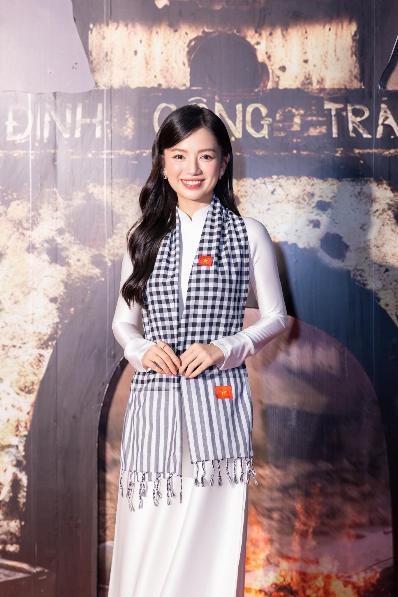 Bóng hồng duy nhất của "Mưa Đỏ" trong tà áo dài truyền thống: Dịu dàng như chính nhân vật cô lái đò Hồng trong phim- Ảnh 9. Bóng hồng duy nhất của "Mưa Đỏ" trong tà áo dài truyền thống: Dịu dàng như chính nhân vật cô lái đò Hồng trong phim- Ảnh 9.