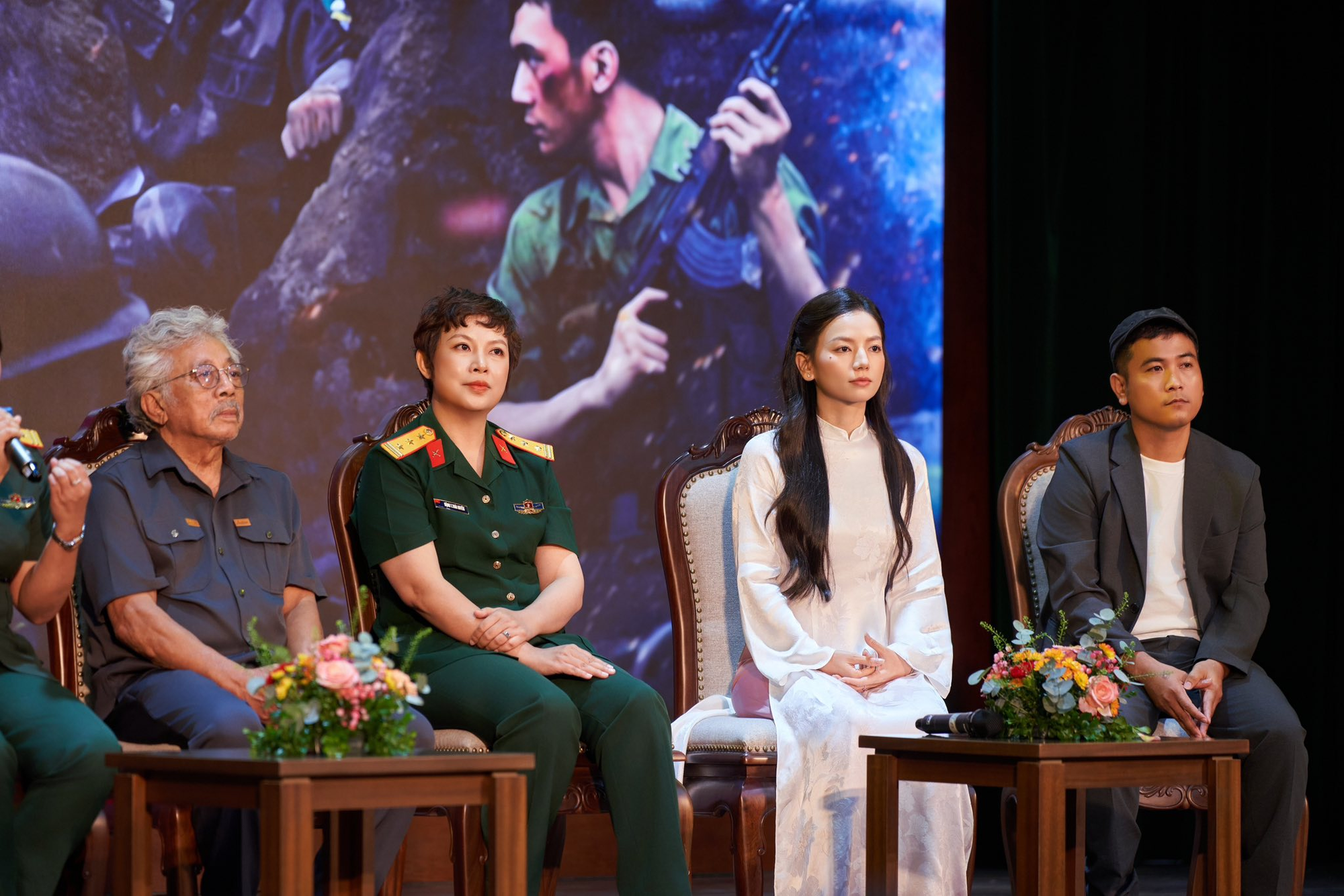 Bóng hồng duy nhất của "Mưa Đỏ" trong tà áo dài truyền thống: Dịu dàng như chính nhân vật cô lái đò Hồng trong phim- Ảnh 13. Bóng hồng duy nhất của "Mưa Đỏ" trong tà áo dài truyền thống: Dịu dàng như chính nhân vật cô lái đò Hồng trong phim- Ảnh 13.