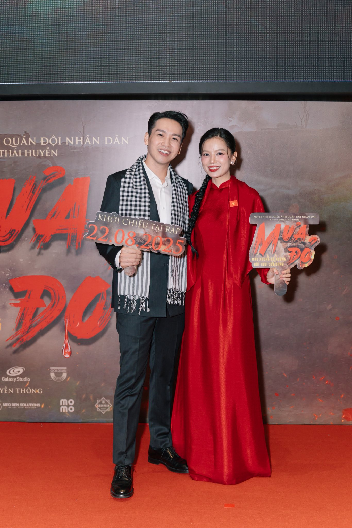 Bóng hồng duy nhất của "Mưa Đỏ" trong tà áo dài truyền thống: Dịu dàng như chính nhân vật cô lái đò Hồng trong phim- Ảnh 5. Bóng hồng duy nhất của "Mưa Đỏ" trong tà áo dài truyền thống: Dịu dàng như chính nhân vật cô lái đò Hồng trong phim- Ảnh 5.