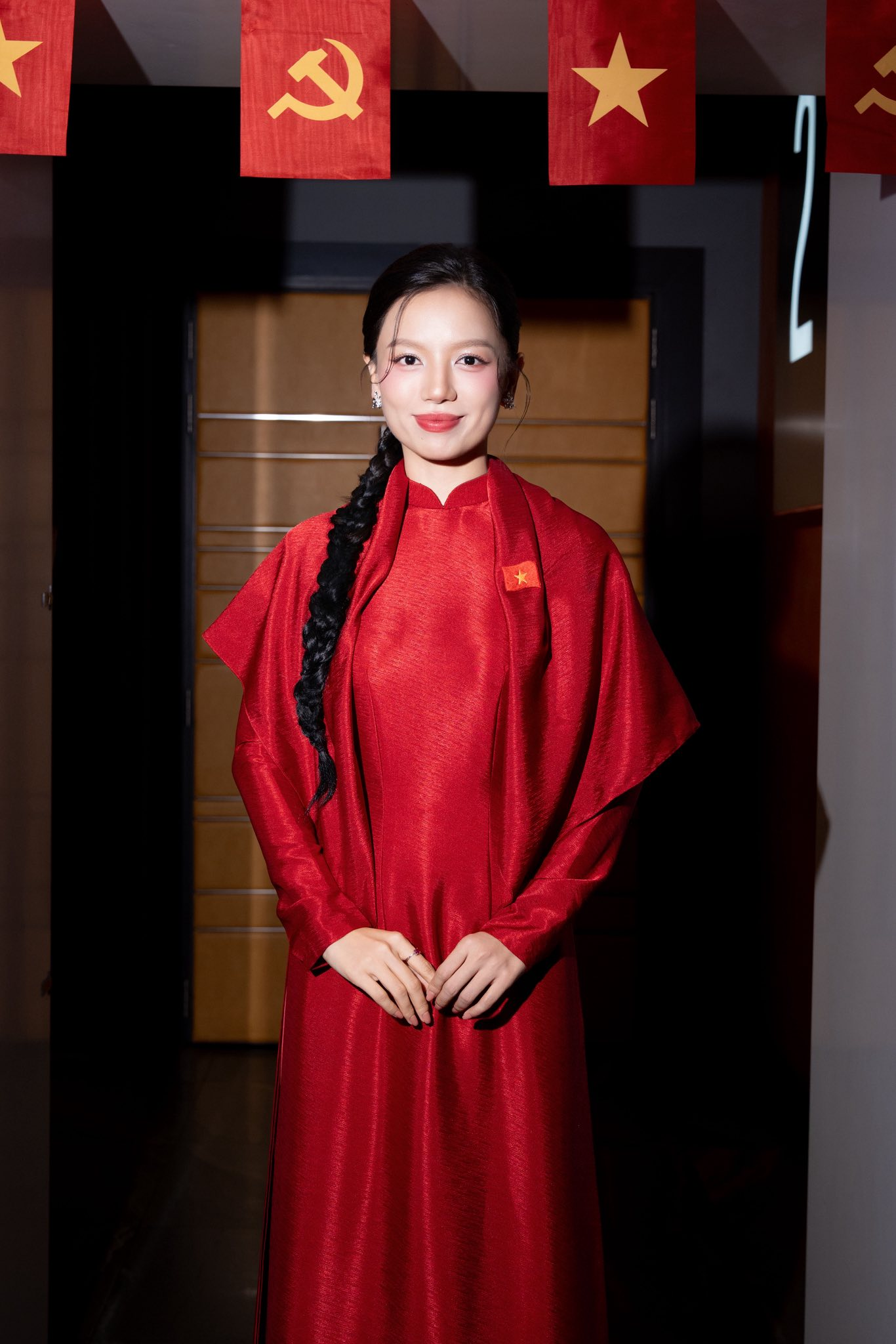 Bóng hồng duy nhất của "Mưa Đỏ" trong tà áo dài truyền thống: Dịu dàng như chính nhân vật cô lái đò Hồng trong phim- Ảnh 2. Bóng hồng duy nhất của "Mưa Đỏ" trong tà áo dài truyền thống: Dịu dàng như chính nhân vật cô lái đò Hồng trong phim- Ảnh 2.