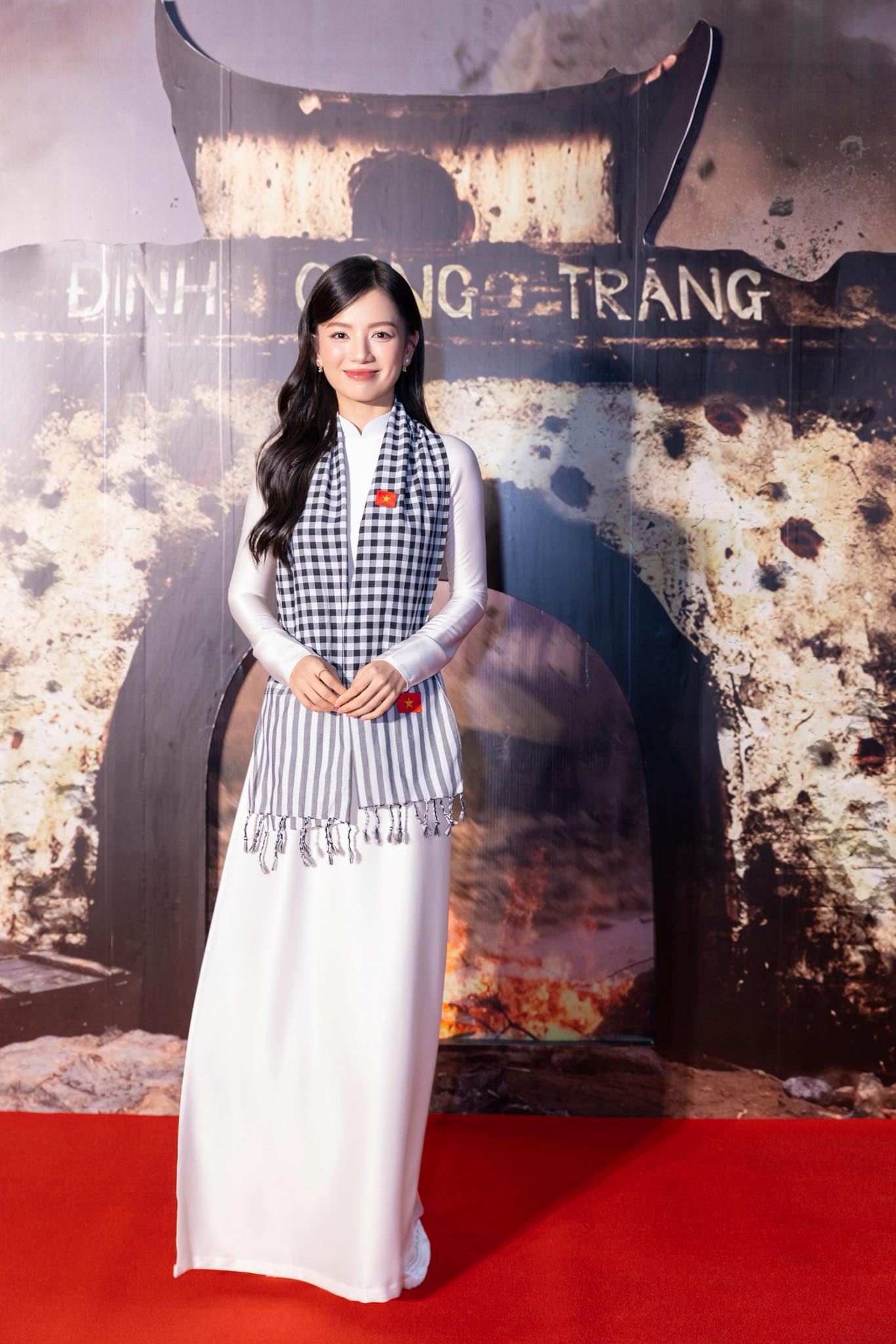 Bóng hồng duy nhất của "Mưa Đỏ" trong tà áo dài truyền thống: Dịu dàng như chính nhân vật cô lái đò Hồng trong phim- Ảnh 10. Bóng hồng duy nhất của "Mưa Đỏ" trong tà áo dài truyền thống: Dịu dàng như chính nhân vật cô lái đò Hồng trong phim- Ảnh 10.