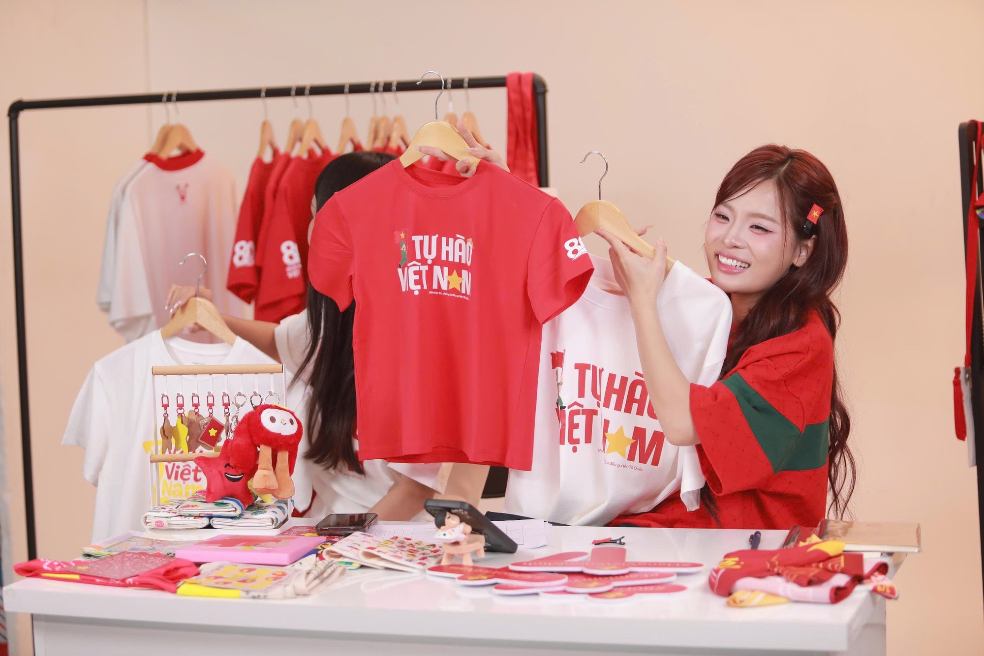 Long Chun, Ngọc Kem, Đan Chi khuấy động livestream “Fandom Yêu Nước" lan tỏa tinh thần Việt, trao yêu thương tới trẻ em- Ảnh 2.
