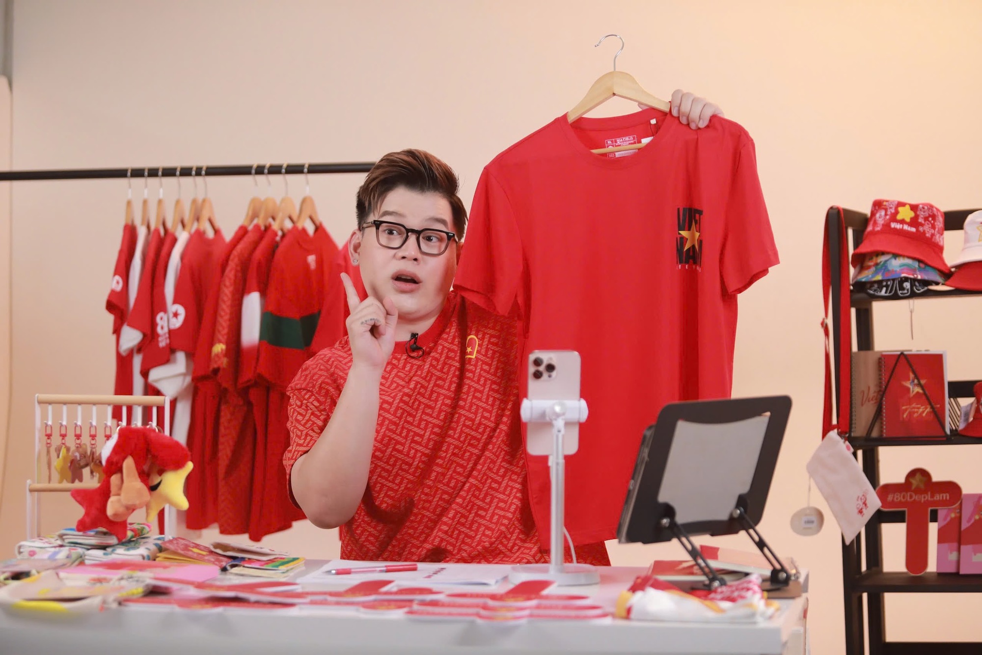 Long Chun, Ngọc Kem, Đan Chi khuấy động livestream “Fandom Yêu Nước" lan tỏa tinh thần Việt, trao yêu thương tới trẻ em- Ảnh 3.