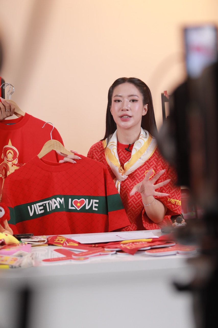 Long Chun, Ngọc Kem, Đan Chi khuấy động livestream “Fandom Yêu Nước" lan tỏa tinh thần Việt, trao yêu thương tới trẻ em- Ảnh 4.