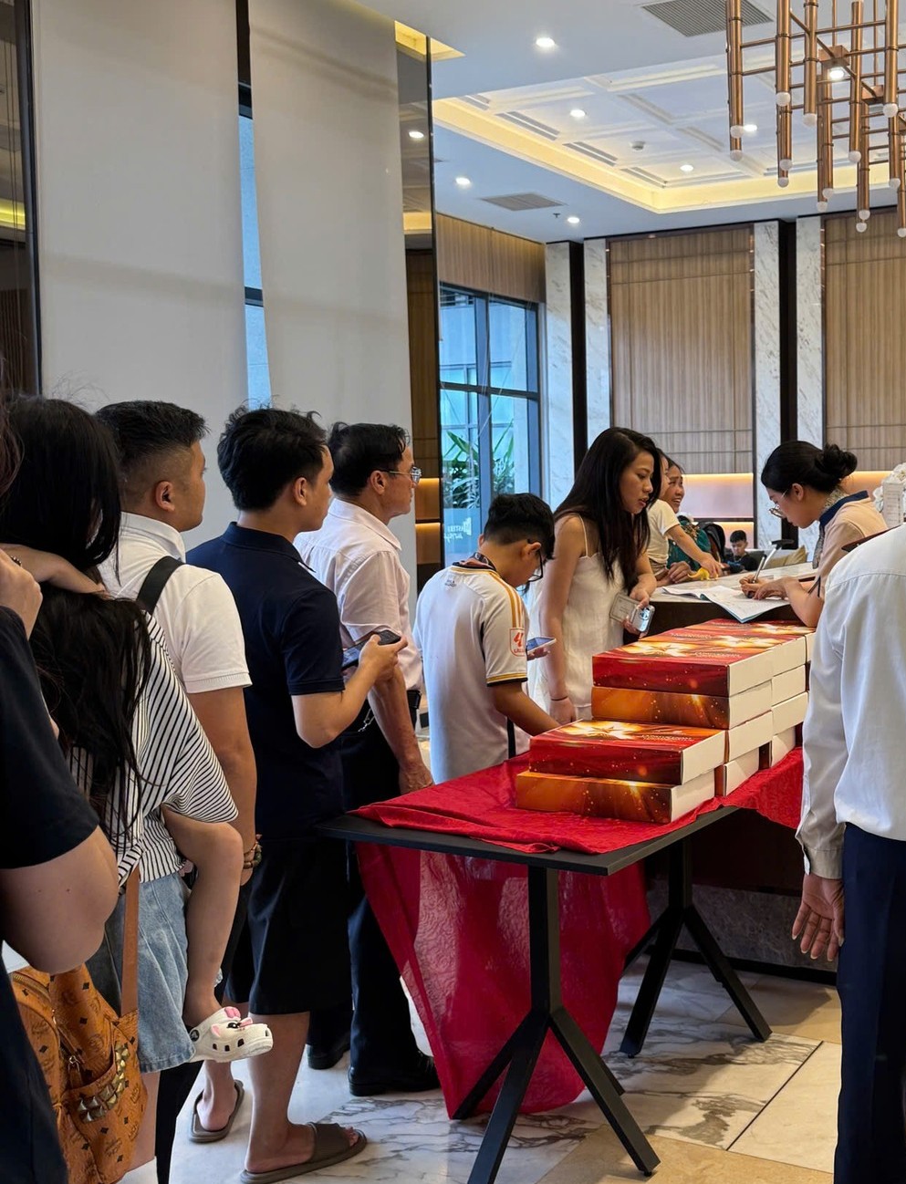 Cư dân Masterise Homes nhận quà yêu nước, tự hào chung tay phủ đỏ Việt Nam- Ảnh 2.