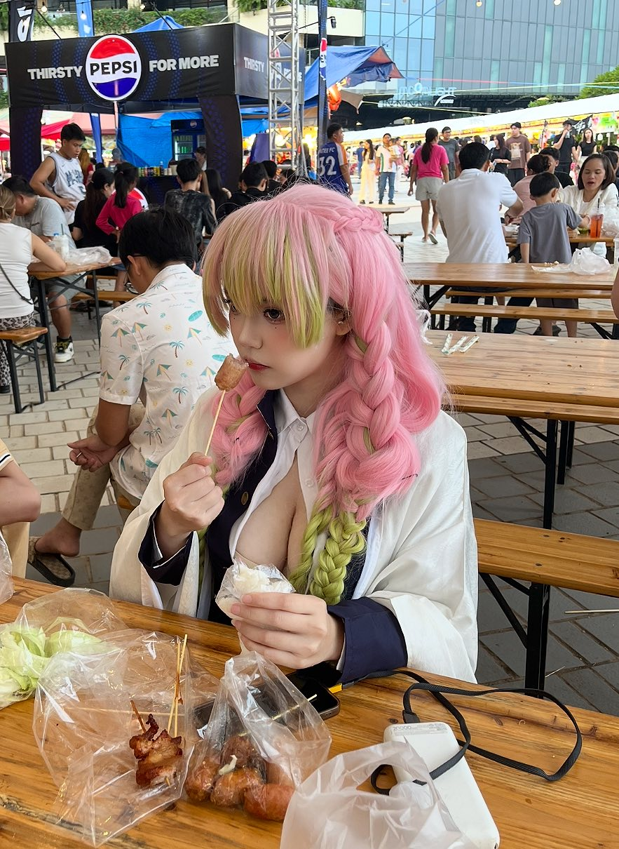 photo-1756198599702
