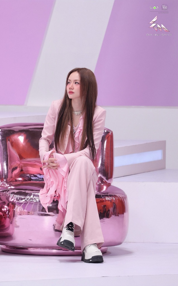 Lên outfit đi runway Em Xinh "Say Hi": Mặc như idol nào để "tỏa sáng" cả đêm?- Ảnh 1. Lên outfit đi runway Em Xinh "Say Hi": Mặc như idol nào để "tỏa sáng" cả đêm?- Ảnh 1.