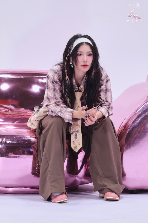 Lên outfit đi runway Em Xinh "Say Hi": Mặc như idol nào để "tỏa sáng" cả đêm?- Ảnh 5. Lên outfit đi runway Em Xinh "Say Hi": Mặc như idol nào để "tỏa sáng" cả đêm?- Ảnh 5.