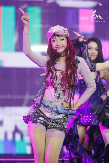 Lên outfit đi runway Em Xinh "Say Hi": Mặc như idol nào để "tỏa sáng" cả đêm?- Ảnh 8. Lên outfit đi runway Em Xinh "Say Hi": Mặc như idol nào để "tỏa sáng" cả đêm?- Ảnh 8.