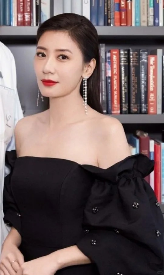 Nàng "Triệu Mẫn đẹp nhất màn ảnh" Giả Tịnh Văn để móng tay màu vàng: Bí quyết phong thủy hút may mắn, tài lộc?- Ảnh 7.