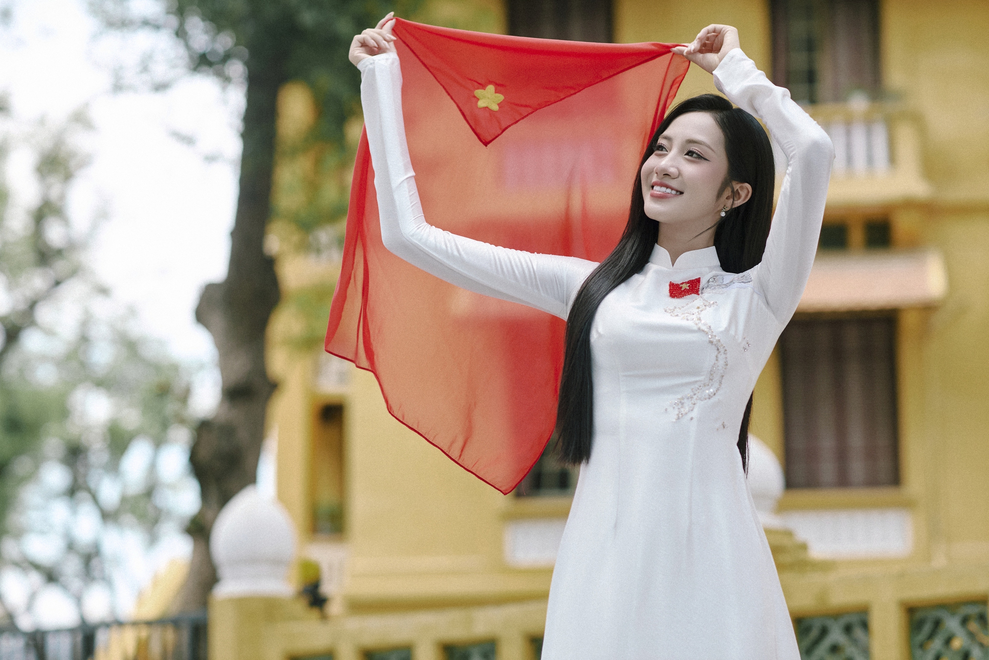 Mai Ngọc, Huyền Lizzie và nhiều nghệ sĩ thướt tha trong tà áo dài mừng ngày đại lễ- Ảnh 13.