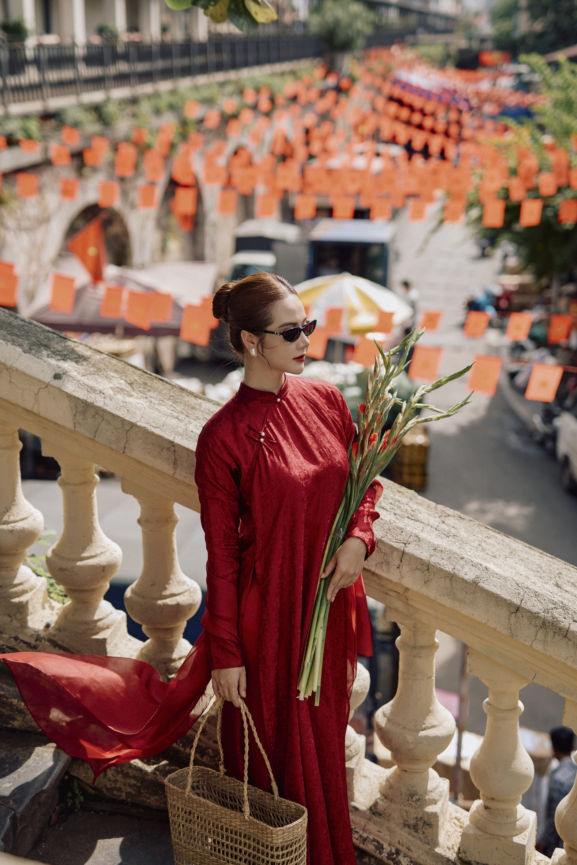 Mai Ngọc, Huyền Lizzie và nhiều nghệ sĩ thướt tha trong tà áo dài mừng ngày đại lễ- Ảnh 1.