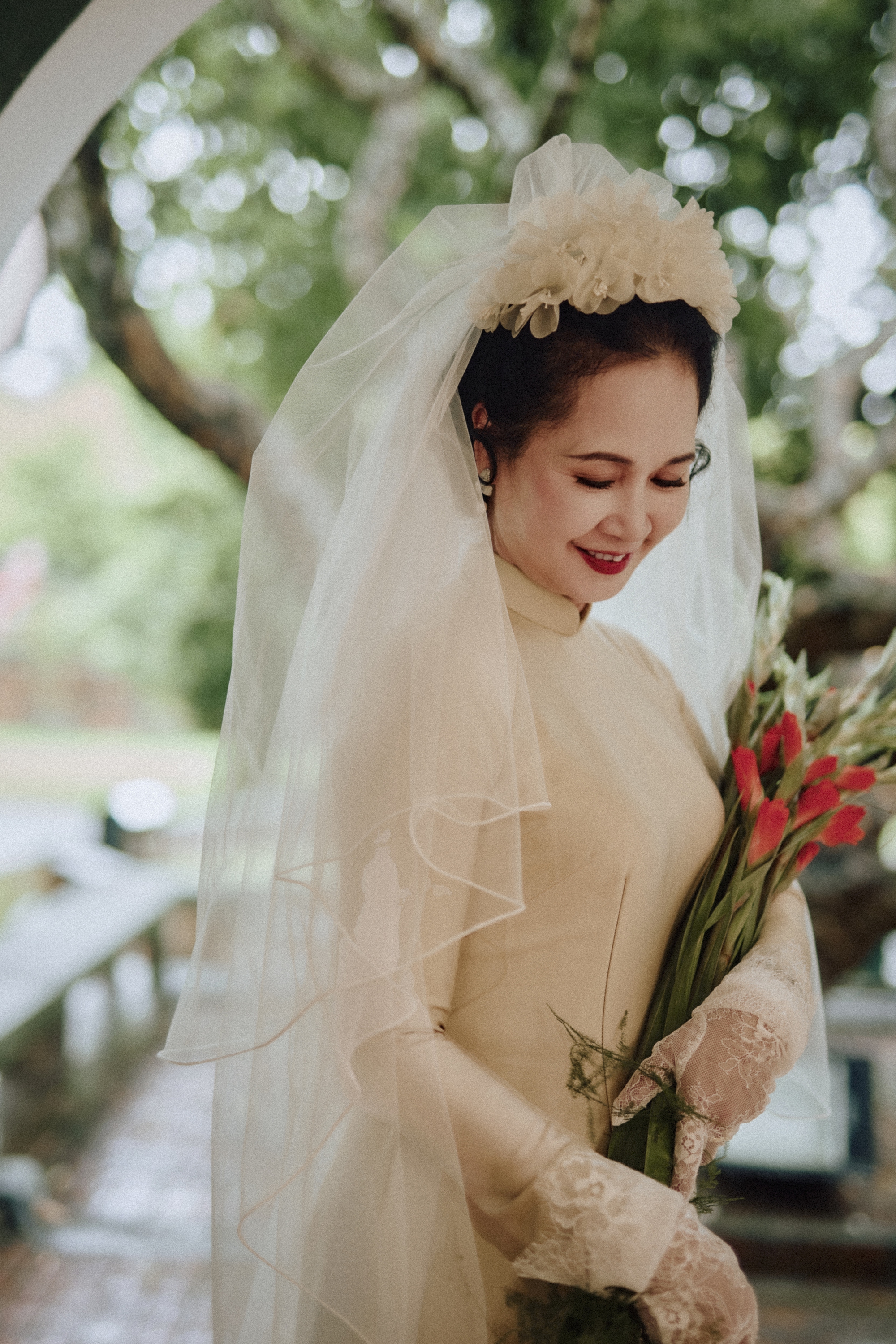 Mai Ngọc, Huyền Lizzie và nhiều nghệ sĩ thướt tha trong tà áo dài mừng ngày đại lễ- Ảnh 7.