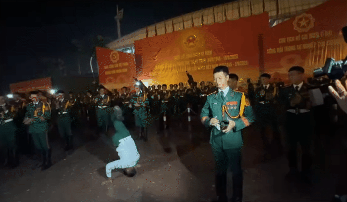 Khi “trai nhà nước” đóng tune: Cô Gái Mở Đường remix cực cháy, dàn lính trẻ "hip-hop ke đầu" khiến netizen tròn mắt- Ảnh 4.