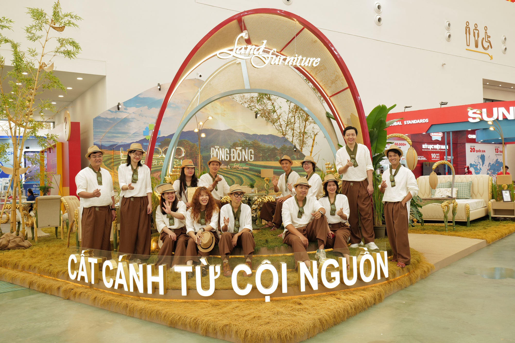 Nội thất sáng tạo Đòng Đòng tự hào góp mặt tại Triển lãm “80 năm Hành trình Độc lập - Tự do - Hạnh phúc”- Ảnh 1.