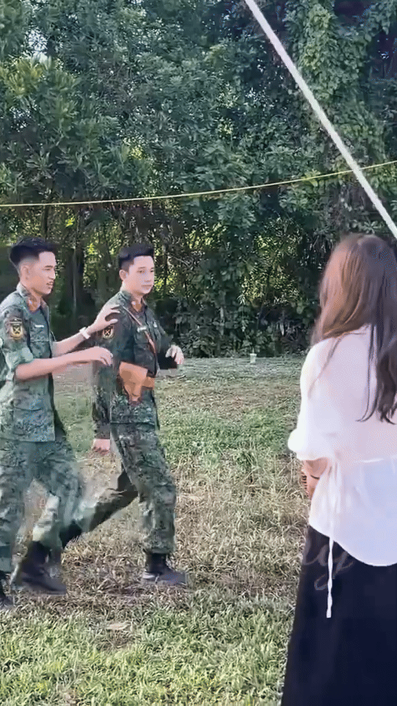 Thượng uý Lê Hoàng Hiệp được đồng đội "bảo vệ 24/24", theo sát nhắc nhở: Anh đừng có vẫy nữa!- Ảnh 2.