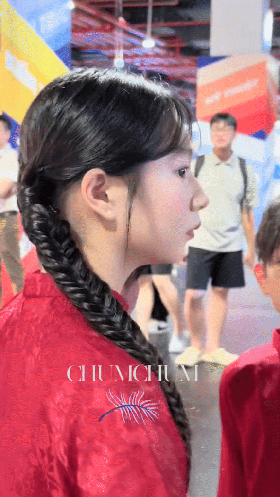 Tiểu thư 12 tuổi của "đại gia" showbiz Việt mặc áo dài, dự triển lãm khủng nhất trước thềm Đại lễ 2/9- Ảnh 1.