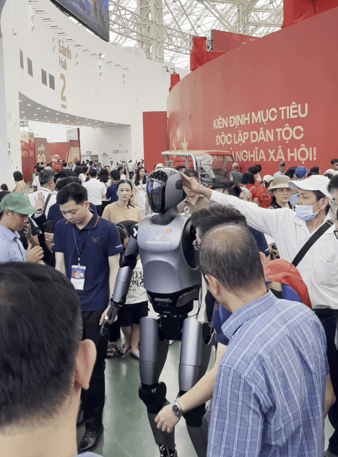 CLIP: Robot "made in Việt Nam" chuẩn Hoa hậu thân thiện, 1 ông chú tiến đến làm hành động bất ngờ- Ảnh 3.