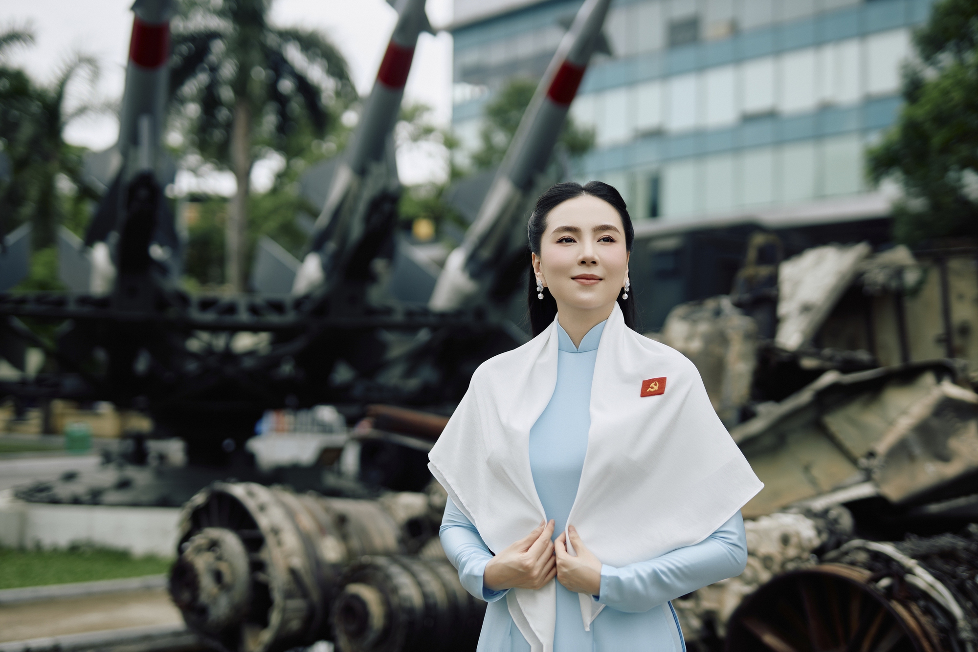 Mai Ngọc, Huyền Lizzie và nhiều nghệ sĩ thướt tha trong tà áo dài mừng ngày đại lễ- Ảnh 4.