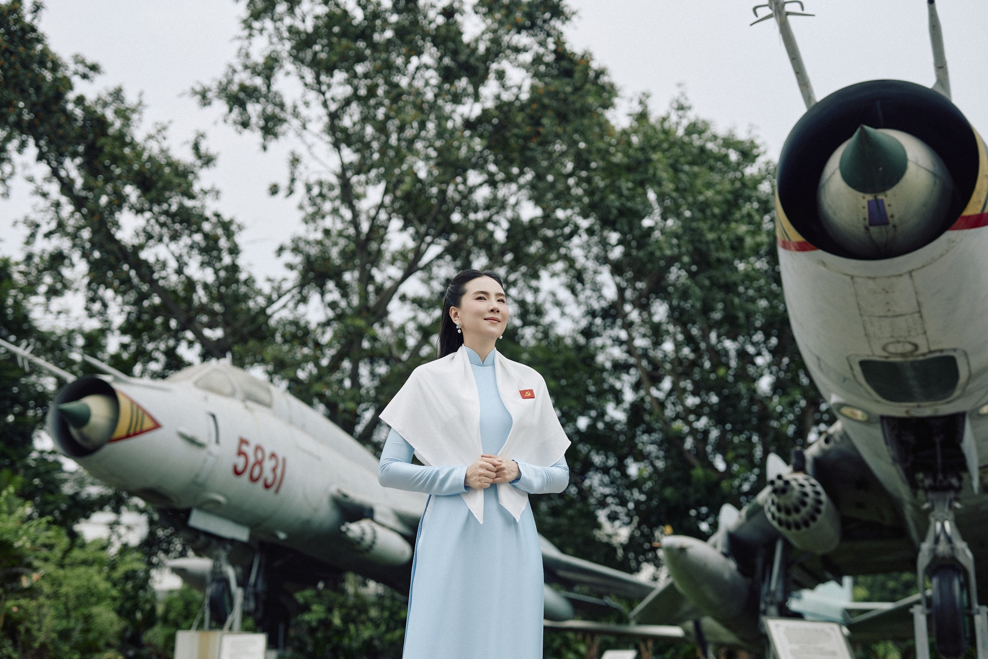 Mai Ngọc, Huyền Lizzie và nhiều nghệ sĩ thướt tha trong tà áo dài mừng ngày đại lễ- Ảnh 3.