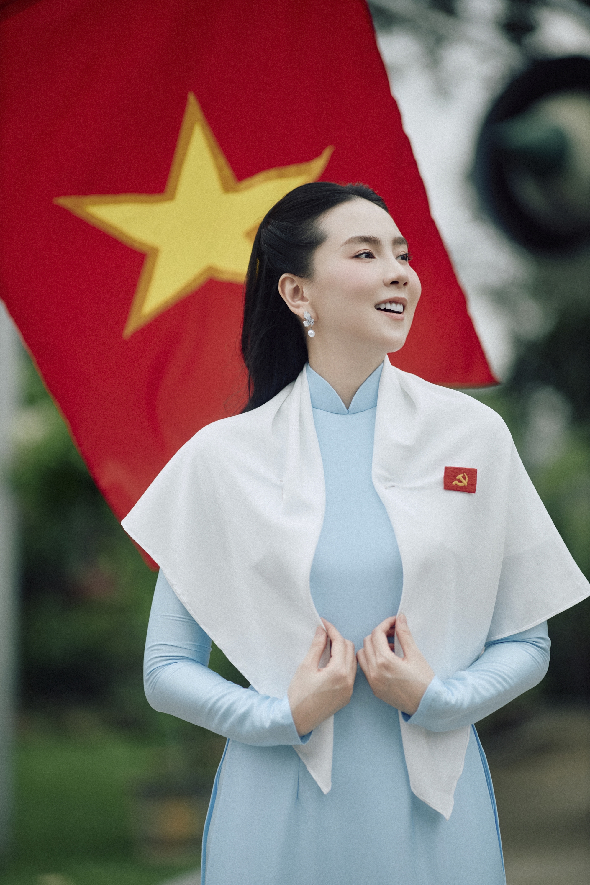 Mai Ngọc, Huyền Lizzie và nhiều nghệ sĩ thướt tha trong tà áo dài mừng ngày đại lễ- Ảnh 8.