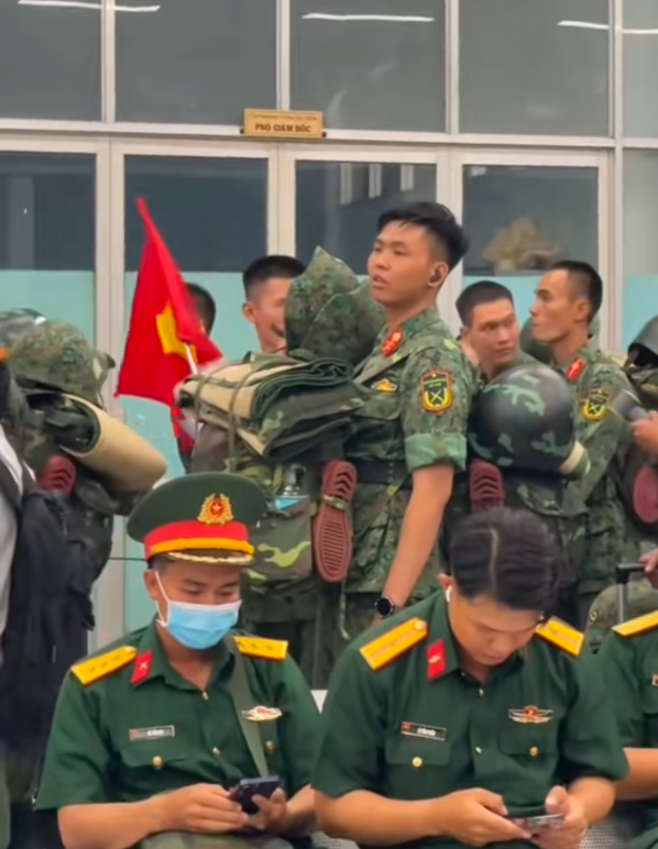 Thượng uý Lê Hoàng Hiệp được đồng đội "bảo vệ 24/24", theo sát nhắc nhở: Anh đừng có vẫy nữa!- Ảnh 8.