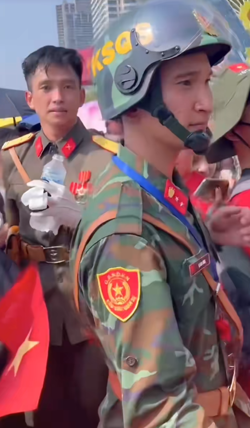 Thượng uý Lê Hoàng Hiệp được đồng đội "bảo vệ 24/24", theo sát nhắc nhở: Anh đừng có vẫy nữa!- Ảnh 10.