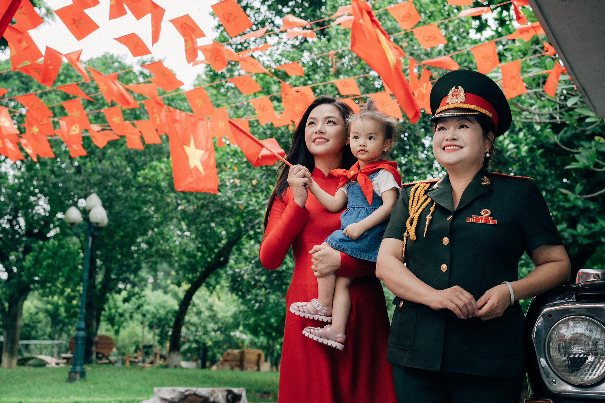 Mai Ngọc, Huyền Lizzie và nhiều nghệ sĩ thướt tha trong tà áo dài mừng ngày đại lễ- Ảnh 10.