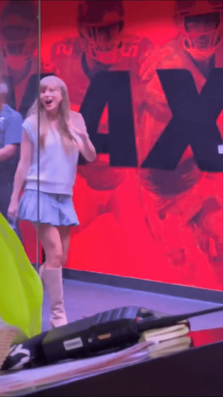 Taylor Swift lộ diện sau ảnh đính hôn: Mặc như nữ sinh, nhẫn khủng xa vạn dặm vẫn bắt sáng- Ảnh 1. Taylor Swift lộ diện sau ảnh đính hôn: Mặc như nữ sinh, nhẫn khủng xa vạn dặm vẫn bắt sáng- Ảnh 1.