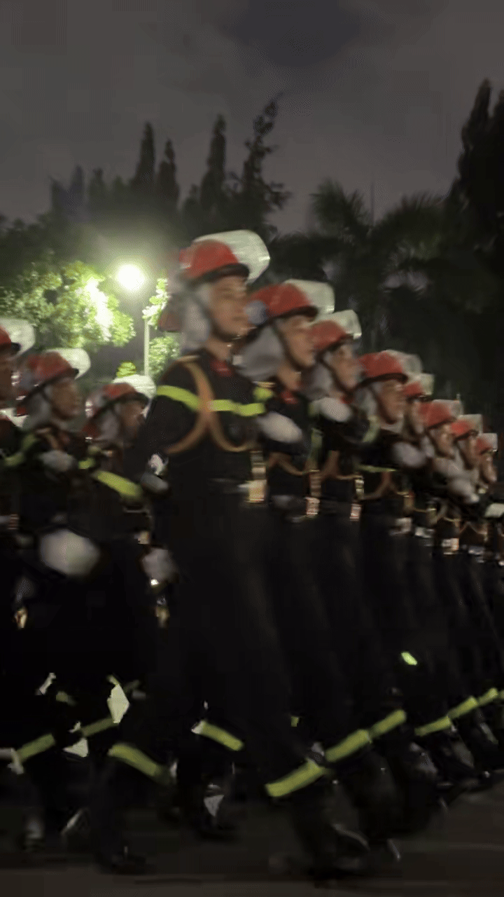 Ca khúc của Lê Dương Bảo Lâm bất ngờ vang lên làm các chiến sĩ tập diễu binh nhịn cười không nổi- Ảnh 5.