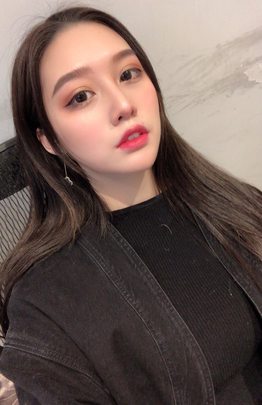 Mặc áo có cổ quá rộng, nữ streamer bất ngờ lộ khoảnh khắc "hớ hênh" khi lên sóng, CĐM chỉ trích mạnh mẽ- Ảnh 4.