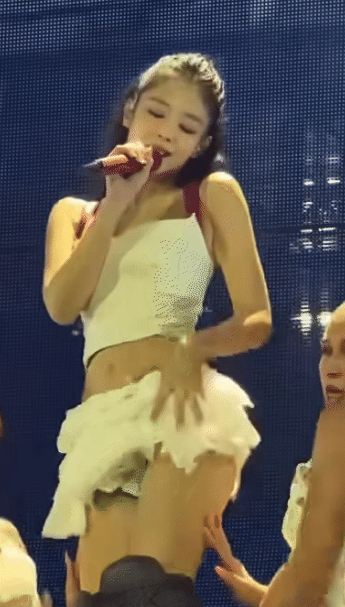 Jennie ở Paris đẹp mơ màng nhưng vũ đạo 19+ khiến dân tình “nóng mắt”- Ảnh 2. Jennie ở Paris đẹp mơ màng nhưng vũ đạo 19+ khiến dân tình “nóng mắt”- Ảnh 2.