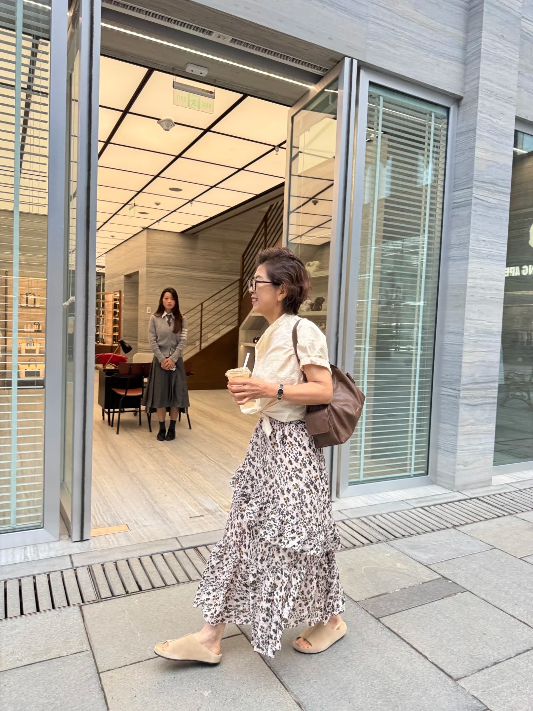 Làm blogger thời trang ở tuổi 67: Không nghỉ hưu nhàn rỗi, "bà ngoại sành điệu" chọn thời trang làm tuyên ngôn chống lão hóa- Ảnh 7. Làm blogger thời trang ở tuổi 67: Không nghỉ hưu nhàn rỗi, "bà ngoại sành điệu" chọn thời trang làm tuyên ngôn chống lão hóa- Ảnh 7.