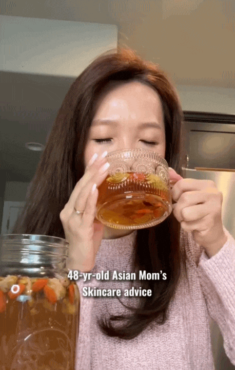 48 tuổi, tôi duy trì uống cốc trà dưỡng nhan này mỗi ngày- Ảnh 1.